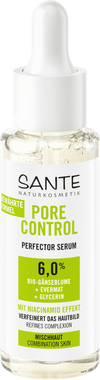 Sante Pore Control Kasvoseerumi; kirkas tiputinpullo, sylinterinmuotoinen valkoisella korkilla ja kiiltäväpinnalla; etuetiketissä vihreää ja mustaa groteskitekstiä, listaa 6 % luomu-päivänkakkaraa, evermat-uutetta, glyseriiniä ja niasiiniamidia sekaiholle; ei ihmisiä tai käsiä näkyvissä; tausta yksivärinen ja vaalea; kuva suoraan edestä silmän korkeudelta.
