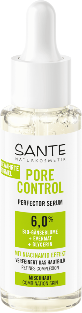 Sante Pore Control Kasvoseerumi; kirkas tiputinpullo, sylinterinmuotoinen valkoisella korkilla ja kiiltäväpinnalla; etuetiketissä vihreää ja mustaa groteskitekstiä, listaa 6 % luomu-päivänkakkaraa, evermat-uutetta, glyseriiniä ja niasiiniamidia sekaiholle; ei ihmisiä tai käsiä näkyvissä; tausta yksivärinen ja vaalea; kuva suoraan edestä silmän korkeudelta.