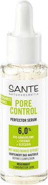 Sante Pore Control Kasvoseerumi; kirkas tiputinpullo, sylinterinmuotoinen valkoisella korkilla ja kiiltäväpinnalla; etuetiketissä vihreää ja mustaa groteskitekstiä, listaa 6 % luomu-päivänkakkaraa, evermat-uutetta, glyseriiniä ja niasiiniamidia sekaiholle; ei ihmisiä tai käsiä näkyvissä; tausta yksivärinen ja vaalea; kuva suoraan edestä silmän korkeudelta.