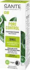 Sante Pore Control Kosteusvoide; laatikko kosteusvoidetta aaloe-lehtikuvituksin, suorakulmainen pahvipakkaus mattapinnalla, pääväreinä valkoinen ja vihreä, lihavoitua groteskityypografiaa, näkyvät tuotehyödyt ja kuvakkeet vegaani- ja luomusertifioinnista; saksankielinen teksti korostaa niasiiniamidia, BHA-happoa, vihreää teetä ja luomu-ainesosia sekaiholle; ei ihmisiä tai käsiä näkyvissä; neutraali tausta, kuva suoraan edestä.