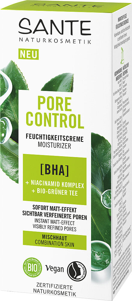 Sante Pore Control Kosteusvoide; laatikko kosteusvoidetta aaloe-lehtikuvituksin, suorakulmainen pahvipakkaus mattapinnalla, pääväreinä valkoinen ja vihreä, lihavoitua groteskityypografiaa, näkyvät tuotehyödyt ja kuvakkeet vegaani- ja luomusertifioinnista; saksankielinen teksti korostaa niasiiniamidia, BHA-happoa, vihreää teetä ja luomu-ainesosia sekaiholle; ei ihmisiä tai käsiä näkyvissä; neutraali tausta, kuva suoraan edestä.
