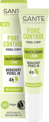 Sante Pore Control Näppylähoito; tuubi Sante Naturkosmetik Pore Control -hoitovoidetta rasiansa kera, vihreä-valkoinen väritys ja teksti korostaa salisyylihappoa, sinkkiä, vegaanisia ainesosia ja bio-sertifiointeja; hoito vähentää näppylöitä 4 tunnissa; matta pahvirasia ja muovituubi pystyssä tasaista taustaa vasten; groteskikirjasin selkeästi painettuna pakkaukseen; ei ihmisiä tai käsiä.
