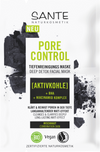 Sante Pore Control Syväpuhdistava Kasvonaamio; suorakulmainen laatikko merkitty SANTE Pore Control Deep Detox Facial Mask; pakkaus esittää aktiivihiilikuvituksia, vihreää ja mustaa tekstiä listaten aktiivihiilen, BHA-hapon ja niasiiniamidikompleksin aktiivisiksi ainesosiksi; vegaani- ja luonnonkosmetiikkasertifioinnit näkyvissä; mattapinta; ei ihmisiä tai rekvisiittaa näkyvissä; kuva yksivärisellä taustalla.