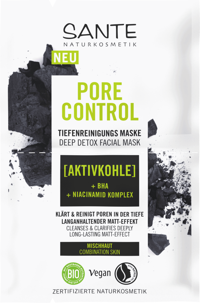 Sante Pore Control Syväpuhdistava Kasvonaamio; suorakulmainen laatikko merkitty SANTE Pore Control Deep Detox Facial Mask; pakkaus esittää aktiivihiilikuvituksia, vihreää ja mustaa tekstiä listaten aktiivihiilen, BHA-hapon ja niasiiniamidikompleksin aktiivisiksi ainesosiksi; vegaani- ja luonnonkosmetiikkasertifioinnit näkyvissä; mattapinta; ei ihmisiä tai rekvisiittaa näkyvissä; kuva yksivärisellä taustalla.