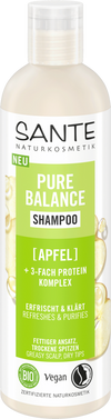 Sante Pure Balance Shampoo; pullo omenauutteella rikastettua shampoota, merkitty raikastavaksi ja puhdistavaksi, sopii rasvoittuvalle hiuspohjalle ja kuiville latvoille; pullo on korkea ja sylinterinmuotoinen mattapinnalla, pääosin valkoinen turkoosein ja vihrein korostein; groteskikirjasinta etiketissä; vegaani-, luomu-, eläinkokeeton- ja sertifioitu luonnonkosmetiikkamerkintä näkyvissä; tuote kuvattu neutraalilla taustalla.