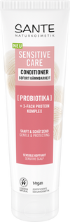 Sante Sensitive Care Hoitoaine; tuubi probioottihoitoainetta, merkitty hellävaraiseksi, suojaavaksi, ravitsevaksi, vegaaniseksi ja sopivaksi herkälle hiuspohjalle; pakkaus on pääosin valkoinen vaaleanpunaisin tekstein ja korostein; tuubin muoto on korkea litteällä pohjakannalla; pinta mattapintainen; kirjasinkoko vaihtelee etikettitiedoissa; tausta valkoinen, ei muita esineitä tai ihmisiä näkyvissä.