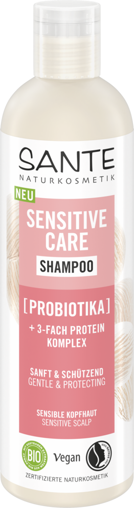Sante Sensitive Care Shampoo; pullo probioottishampoota; sylinterinmuotoinen muovipakkaus, valkoinen vaaleanpunaisella etikettiosuudella; etiketissä siistiä groteskikirjasinta, tuotenimi lihavoituna; etuosassa selkeästi mainitaan "vegaaninen", "luomu" ja "probiootit" sekä sopivuus herkälle hiuspohjalle; pinta mattapintainen; ei ihmisiä tai rekvisiittaa, kuvattu yksivärisellä taustalla.