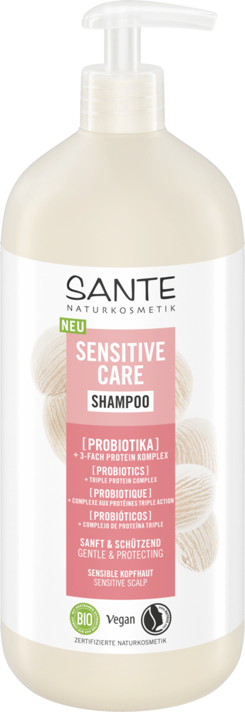 Sante Sensitive Care Shampoo; pullo probioottishampoota, merkitty hellävaraiseksi, vegaaniseksi ja sopivaksi herkälle hiuspohjalle; beige muovipullo mattapinnalla, sylinterinmuotoinen runko pyöristetyin olkapäin, valkoinen pumppuannostelija; etiketissä vihreää, pinkkiä ja valkoista groteskitekstiä sekä kuvakkeita; tuote kuvattu pystyssä valkoisella taustalla.
