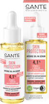Sante Skin Protection Kasvoseerumi; pullo ja laatikko SANTE Skin Protection -intensiiviöljyseerumia 4,1 % E-vitamiinilla, skvalaanilla ja luomu-tyrniöljyllä; pullo on sylinterinmuotoinen valkoisella etiketillä ja pumppuannostelijalla; sekä laatikossa että pullossa lukee "ohne Alkohol", "Vegan" ja "Sensitive skin"; pakkausvärit ovat valkoinen, keltainen ja punainen mattapinnalla; ei ihmisiä tai käsiä näkyvissä; neutraali tausta, suoraviivainen tuotekuva.
