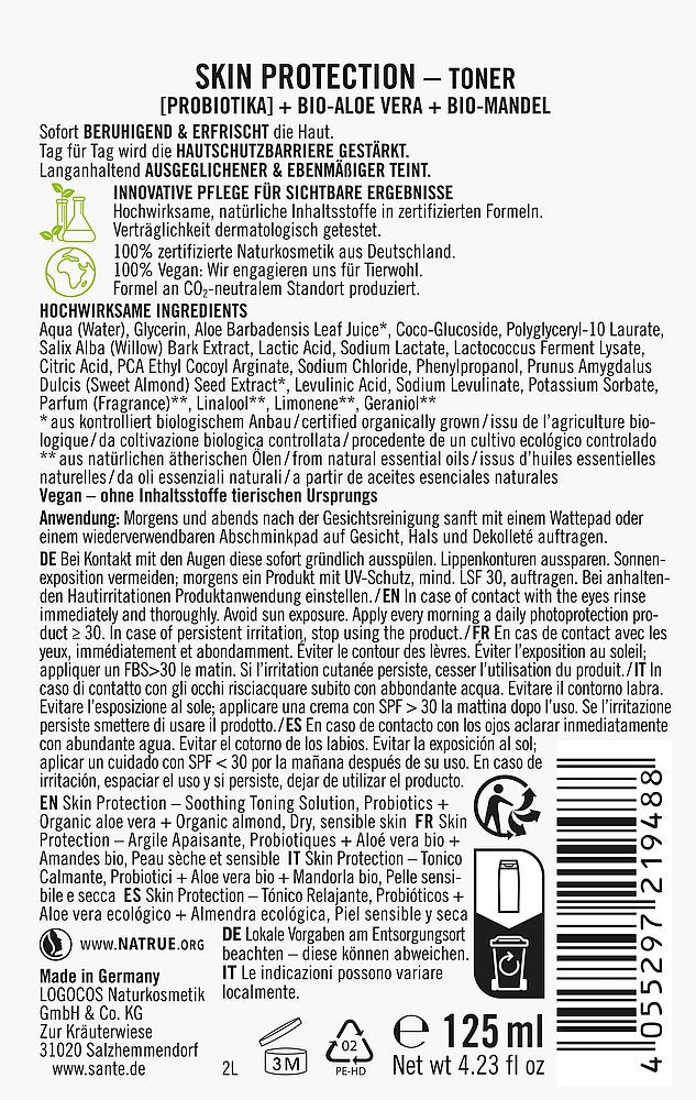 Sante Skin Protection Kasvovesi; etiketti ihoa suojaavalle kasvovedelle, esittää ainesosat, käyttöohjeet, sertifioinnit ja kierrätysmerkit; saksankielinen teksti korostaa aaloe veraa ja probioottiuutteita hellävaraiseen päivittäiseen hoitoon; tilavuus 125 ml; pullo on vaalean- tai valkoisenvärinen mattapinnalla, sylinterinmuotoinen kirkkaalla muovikorkilla; mustaa groteskikirjasinta; ei ihmisiä tai käsiä näkyvissä; yksivärinen tausta.