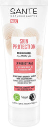 Sante Skin Protection Puhdistusgeeli; tuubi puhdistusgeeliä kuivalle, herkälle iholle; tuubi on valkoinen mattapinnalla kirkkaalla korkilla; brändäys ja tuotetiedot painettu mustalla ja vihreällä groteskitekstillä, muutamin sertifiointikuvakkein etuosassa; luettavassa etiketissä mainitaan probiootit sekä vegaani- ja luomusertifioinnit sekä hellävarainen ihoa rauhoittava ominaisuus; tuote seisoo pystyssä vaalealla taustalla suoraviivaisessa studiokuvassa; ei ihmisiä tai käsiä näkyvissä.