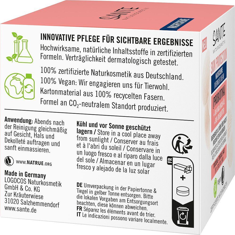 Sante Skin Protection Yövoide; valkoinen suorakulmainen Sante-ihonhoitolaatikko mattapinnalla; materiaali vaikuttaa tavalliselta pahvipakkaukselta; saksankielinen teksti groteskikirjasimella kattaa useita paneeleja, osioina tuoteominaisuudet, vegaaniset ainesosat, ohjeet, yritystiedot ja kestävyyskohdat; sertifiointilogot ja viivakoodi painettu sivuun; ei ihmisiä tai käsiä näkyvissä; yksivärinen tausta, studiotyylinen tuotekuva.