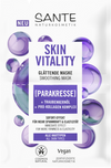 Sante Skin Vitality Kasvonaamio; SANTE Naturkosmetik Skin Vitality -tasoittava naamiopussi violetein kuplin, sisältää rypäleensiemenöljyä ja pro-kollageenikompleksin; sopii kaikille ihotyypeille, vegaaninen ja Cosmos Natural -sertifioitu; pussi on suorakulmainen mattapinnalla; pääväreinä valkoinen ja eri violetin sävyt; yksinkertainen groteskitypografia; ei ihmisiä tai käsiä näkyvissä kuvassa; tausta neutraali.