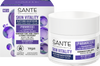Sante Skin Vitality Yövoide; SANTE Skin Vitality -tasoittavan yövoiteen tuotelaatikko ja purkki violetein korostein, suorakulmainen pakkaus ja pyöristetty purkin muoto, molemmissa mattapinta; vegaani- ja sertifiointilogot painettuna laatikon etupuolelle yhdessä ainesosa- ja hyötytekstin kanssa groteskikirjasimella; vaalea tausta on yksivärinen; kuvassa näkyvät vain tuotteet.