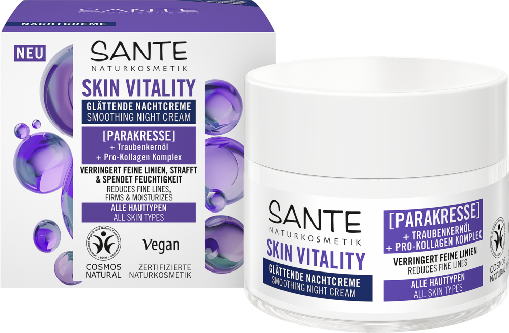 Sante Skin Vitality Yövoide; SANTE Skin Vitality -tasoittavan yövoiteen tuotelaatikko ja purkki violetein korostein, suorakulmainen pakkaus ja pyöristetty purkin muoto, molemmissa mattapinta; vegaani- ja sertifiointilogot painettuna laatikon etupuolelle yhdessä ainesosa- ja hyötytekstin kanssa groteskikirjasimella; vaalea tausta on yksivärinen; kuvassa näkyvät vain tuotteet.