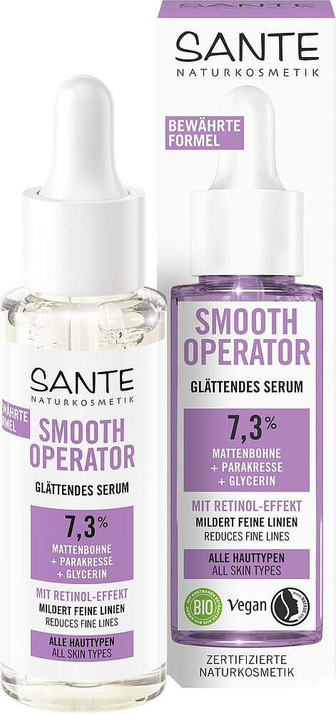 Sante Smooth Operator Kasvoseerumi; seerumipullo ja laatikko, saksankielisin tuotetiedoin, korostaa 7,3 % ainesosia, retinolinkaltaista vaikutusta sekä vegaani- ja luomusertifiointia; sekä seerumissa että pakkauksessa tiputinkorkki helppoa annostelua varten; pullo on sylinterinmuotoinen mattavalkoinen kirkkaalla tiputinosalla ja mustalla tekstillä; laatikko sopii yhteen väreiltään ja typografialtaan; valkoinen tausta, tuote lähikuvassa.