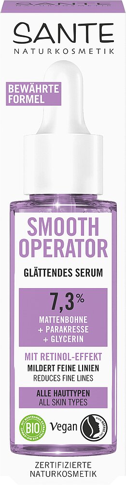 Sante Smooth Operator Kasvoseerumi; pullo tiputtimella, tekstissä mainitaan 7,3 % retinolinkaltainen vaikutus, vähentää hienoja juonteita, sopii kaikille ihotyypeille, vegaani- ja luomusertifioitu; pullo on sylinterinmuotoinen mattapinnalla valkoisella tiputinkorkilla; etiketissä groteskitypografiaa mustana ja vihreänä; tausta yksivärinen ja neutraali; tuote keskitettynä, ei ihmisiä tai käsiä näkyvissä.