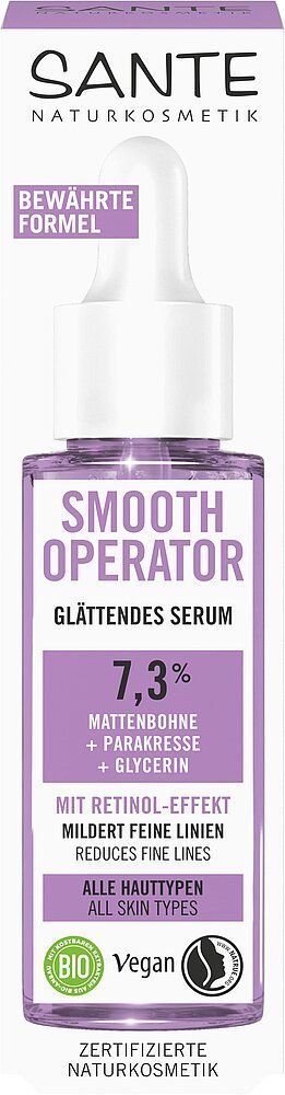 Sante Smooth Operator Kasvoseerumi; pullo tiputtimella, tekstissä mainitaan 7,3 % retinolinkaltainen vaikutus, vähentää hienoja juonteita, sopii kaikille ihotyypeille, vegaani- ja luomusertifioitu; pullo on sylinterinmuotoinen mattapinnalla valkoisella tiputinkorkilla; etiketissä groteskitypografiaa mustana ja vihreänä; tausta yksivärinen ja neutraali; tuote keskitettynä, ei ihmisiä tai käsiä näkyvissä.