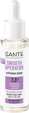 Sante Smooth Operator Kasvoseerumi; kirkas sylinterinmuotoinen tiputinpullo kiiltäväpinnalla ja valkoisella korkilla; etiketissä lukee "Sante Naturkosmetik Smooth Operator Glättendes Serum" groteskikirjasimella violetein korosteviivoin; ainesosien nimet – matbeans, vesikrassi ja glyseriini – painettu tuotenimen alle; pullo seisoo pystyssä vaalealla taustalla.