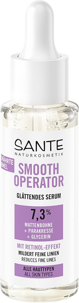 Sante Smooth Operator Kasvoseerumi; kirkas sylinterinmuotoinen tiputinpullo kiiltäväpinnalla ja valkoisella korkilla; etiketissä lukee "Sante Naturkosmetik Smooth Operator Glättendes Serum" groteskikirjasimella violetein korosteviivoin; ainesosien nimet – matbeans, vesikrassi ja glyseriini – painettu tuotenimen alle; pullo seisoo pystyssä vaalealla taustalla.