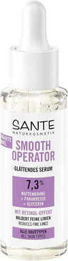 Sante Smooth Operator Kasvoseerumi; kirkas sylinterinmuotoinen tiputinpullo kiiltäväpinnalla ja valkoisella korkilla; etiketissä lukee "Sante Naturkosmetik Smooth Operator Glättendes Serum" groteskikirjasimella violetein korosteviivoin; ainesosien nimet – matbeans, vesikrassi ja glyseriini – painettu tuotenimen alle; pullo seisoo pystyssä vaalealla taustalla.