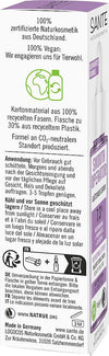 Sante Smooth Operator Kasvoseerumi; SANTE-ihonhoitopakkaus saksankielisin tekstein, jotka kuvaavat vegaanisuutta, luomua ja ekologisia ominaisuuksia, ainesosia, käyttöohjeita ja yhteystietoja; kuvassa osa sylinterinmuotoisesta pullosta mattavalkoisella tai vaaleanvärisellä pinnalla; ekosertifioinnit painettu etikettiin; groteskitypografiaa läpi tuotteen; ei ihmisiä tai käsiä näkyvissä; neutraali tausta, lähikuva pakkauksen yksityiskohdista.