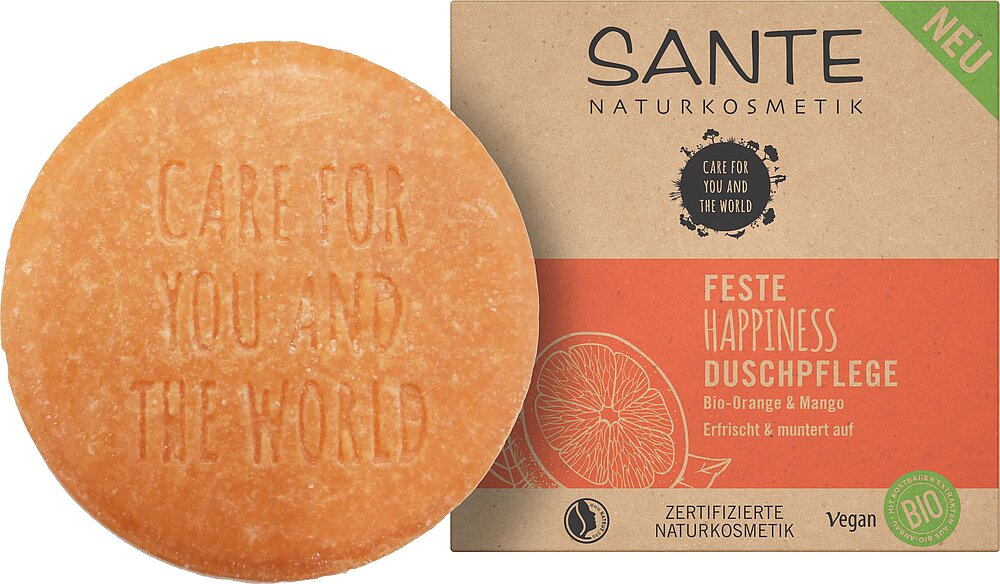 Sante Suihkugeelipala Happiness; pyöreä oranssi saippuapala kohokuvioidulla tekstillä CARE FOR YOU AND THE WORLD, Sante Naturkosmetik -laatikon vieressä merkinnällä Feste Happiness Duschpflege ja appelsiiniviipalekuvituksella; laatikko korostaa vegaani- ja luomusertifiointia; saippua on mattapintainen, pyöreä ja yksivärinen; pakkaus on suorakulmaista pahvia painetulla designilla ja groteskikirjasimella; tausta valkoinen, tuotekuva ilman muita elementtejä.