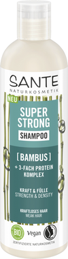 Sante Super Strong Shampoo; pullo bambulla rikastettua shampoota, merkitty vahvuudelle ja tiheydelle, sopii heikoille hiuksille; pullo on sylinterinmuotoinen mattapinnalla valkoisella korkilla; etiketissä vegaani-, luomu- ja luonnonkosmetiikkasertifiointilogot; typografia koostuu lihavoidusta groteskitekstistä; tuote kuvattu yksivärisellä taustalla, ei ihmisiä tai käsiä näkyvissä.