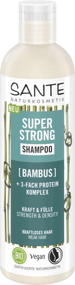 Sante Super Strong Shampoo; pullo bambulla rikastettua shampoota, merkitty vahvuudelle ja tiheydelle, sopii heikoille hiuksille; pullo on sylinterinmuotoinen mattapinnalla valkoisella korkilla; etiketissä vegaani-, luomu- ja luonnonkosmetiikkasertifiointilogot; typografia koostuu lihavoidusta groteskitekstistä; tuote kuvattu yksivärisellä taustalla, ei ihmisiä tai käsiä näkyvissä.