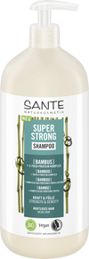Sante Super Strong Shampoo; pullo bambuuutteella rikastettua shampoota, vegaanietiketti ja kätevä pumppukorkki; pullo on sylinterinmuotoinen, läpinäkymätöntä valkoista muovia mattapinnalla; etuetiketissä mustaa ja vihreää tekstiä modernilla groteskikirjasimella sekä lyhyet väittämät vahvuuden ja tiheyden vahvistamisesta heikoille tai oheneville hiuksille; ei ihmisiä tai käsiä näkyvissä; tausta yksivärinen, tuote keskitettynä kuvaan.
