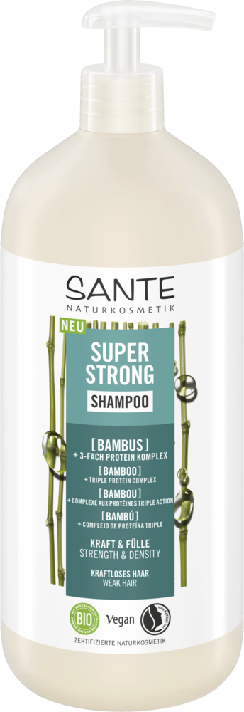 Sante Super Strong Shampoo; pullo bambuuutteella rikastettua shampoota, vegaanietiketti ja kätevä pumppukorkki; pullo on sylinterinmuotoinen, läpinäkymätöntä valkoista muovia mattapinnalla; etuetiketissä mustaa ja vihreää tekstiä modernilla groteskikirjasimella sekä lyhyet väittämät vahvuuden ja tiheyden vahvistamisesta heikoille tai oheneville hiuksille; ei ihmisiä tai käsiä näkyvissä; tausta yksivärinen, tuote keskitettynä kuvaan.