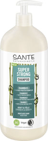 Sante Super Strong Shampoo; pullo bambuuutteella rikastettua shampoota, vegaanietiketti ja kätevä pumppukorkki; pullo on sylinterinmuotoinen, läpinäkymätöntä valkoista muovia mattapinnalla; etuetiketissä mustaa ja vihreää tekstiä modernilla groteskikirjasimella sekä lyhyet väittämät vahvuuden ja tiheyden vahvistamisesta heikoille tai oheneville hiuksille; ei ihmisiä tai käsiä näkyvissä; tausta yksivärinen, tuote keskitettynä kuvaan.