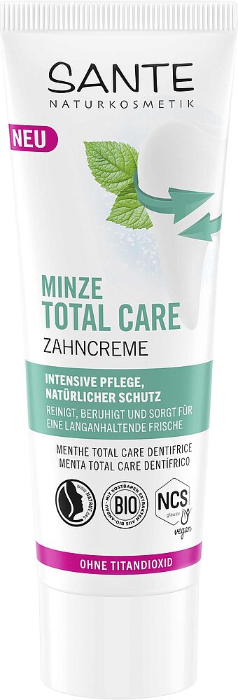 Sante Total Care Hammastahna Minttu; tuubi Sante Naturkosmetik Minze Total Care -hammastahnaa raikkain minttulehtikuvituksin ja tuotetiedoin saksaksi valkoisella taustalla; tuubi pääosin valkoinen sinisin ja vihrein korostuksin, selkeä groteskikirjasin ja mattapinta; korkki valkoista muovia; kuva otettu suoraan edestä, ei ihmisiä tai käsiä.