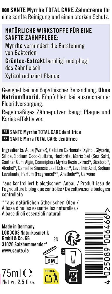 Sante Total Care Fluoriton Hammastahna Mirha; laatikkomainen hammastahnapakkaus, pääosin valkoinen vihrein ja ruskein korostuksin; matta pinta ilman näkyvää kiiltoa; etiketissä SANTE Myrrhe TOTAL CARE -hammastahnan ainesosat, käyttöohjeet, sertifioinnit, vegaanitiedot, kierrätysohjeet ja tilavuus (75 ml); teksti saksaksi, italiaksi ja ranskaksi; groteskikirjasin hallitsee etikettiä; ei ihmisiä tai käsiä, kuva eristetty tasaiselle taustalle.