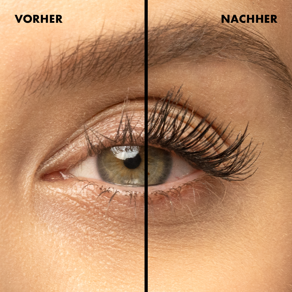 Sante Vegan Falsies Mascara; lähikuva silmästä, jaettu mustalla pystysuoralla viivalla; vasen puoli, merkitty Vorher, näyttää lyhyet ja suorat ripset, oikea puoli, merkitty Nachher, näyttää selvästi pidemmät, kiharemmat ja tiheämmät ripset; tausta neutraali ja tasaisesti valaistu; merkinnät yksinkertaisella groteskifontilla kummankin silmänpuolen yläpuolella.