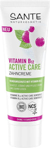 Sante Vitamin B12 Active Hammastahna; tuubi Sante Naturkosmetik Vitamin B12 Active Care Zahnpastaa, merkitty vegaaniseksi ja luomuksi, violettein aksentein ja saksankielisin tekstein korostaen hammashoitohyötyjä ja titaanidioksidin puuttumista; hammastahna sisältää aktiivihoitoaineksia luonnolliseen suuhygieniaan; tuubi valkoinen mattapinnalla ja pyöristetty kansi; ei ihmisiä tai käsiä; valkoinen tausta, tuote kuvattu pystyssä edestä tasaisessa valaistuksessa.