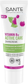 Sante Vitamin B12 Active Hammastahna; tuubi Sante Naturkosmetik Vitamin B12 Active Care Zahnpastaa, merkitty vegaaniseksi ja luomuksi, violettein aksentein ja saksankielisin tekstein korostaen hammashoitohyötyjä ja titaanidioksidin puuttumista; hammastahna sisältää aktiivihoitoaineksia luonnolliseen suuhygieniaan; tuubi valkoinen mattapinnalla ja pyöristetty kansi; ei ihmisiä tai käsiä; valkoinen tausta, tuote kuvattu pystyssä edestä tasaisessa valaistuksessa.
