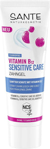 Sante Vitamin B12 Sensitive Hammastahna; tuubi Sante Naturkosmetik Vitamin B12 Sensitive Care Zahngeliä violettein ja sinisin aksentein, merkitty fluorittomaksi, vegaaniseksi ja ilman titaanidioksidia; mattavalkoinen muovituubi läppäkannella, pystyasennossa; groteskitekstiä eri painoin, pääväri violetti; yhtenäinen valkoinen tausta, ei käsiä tai rekvisiittaa näkyvissä; keskikokoinen tuotekuva.