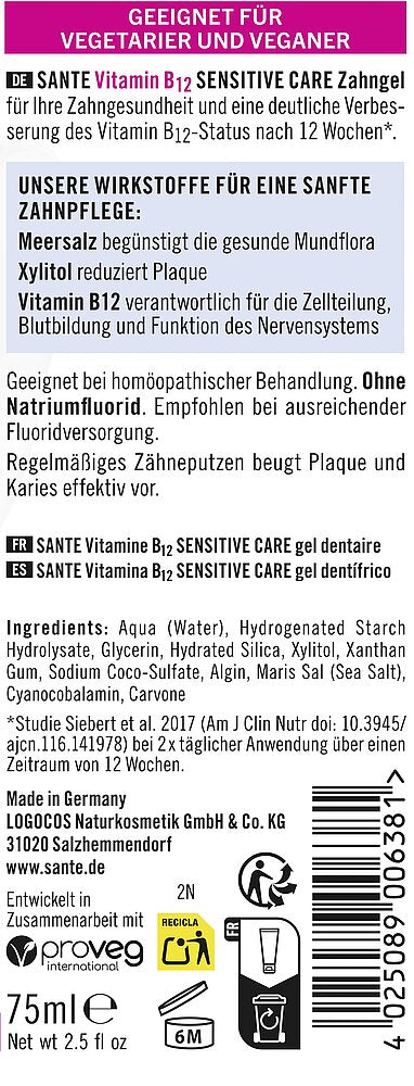 Sante Vitamin B12 Sensitive Hammastahna; vegaanisen hammastahnan tuubietiketti mattavalkoisella ja vihreällä viimeistelyllä, suorakaiteen muotoinen, muovimateriaali; mustaa ja vihreää groteskitypografiaa; etiketissä ainesosat, tuotehyödyt kuten plakin vähentäminen, sopivuus kasvissyöjille ja vegaaneille, käyttöohjeet sekä kierrätys- ja säilyvyysmerkinnät; teksti pääosin saksaksi ja ranskaksi korostaen kasvipohjaisia ainesosia; ei ihmisiä tai käsiä; kuvattu neutraalilla taustalla lähikuvassa.