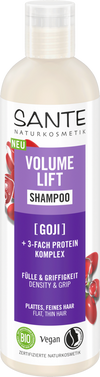 Sante Volume Lift Shampoo; pullo goji-marjoilla rikastettua shampoota, suunniteltu ohuille, litteille hiuksille; sylinterinmuotoinen muovipakkaus mattapinnalla; valkoinen tausta ja kontrastisia värielementtejä etuetiketissä; huomattava etikettiteksti korostaa tiheyttä ja pitoa, vegaanisuutta ja sertifioitua luonnonkosmetiikkaa; kuvia goji-marjoista; ei ihmisiä tai muita esineitä näkyvissä, tausta yksivärinen.
