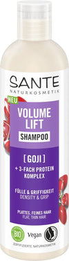 Sante Volume Lift Shampoo; pullo goji-marjoilla rikastettua shampoota, suunniteltu ohuille, litteille hiuksille; sylinterinmuotoinen muovipakkaus mattapinnalla; valkoinen tausta ja kontrastisia värielementtejä etuetiketissä; huomattava etikettiteksti korostaa tiheyttä ja pitoa, vegaanisuutta ja sertifioitua luonnonkosmetiikkaa; kuvia goji-marjoista; ei ihmisiä tai muita esineitä näkyvissä, tausta yksivärinen.