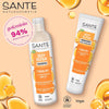 Sante Deep Repair Shampoo; kaksi Sante Deep Repair -shampoo- ja hoitoainepulloa oranssi-kermanvärisin etiketein, merkitty skvalaanilla ja proteiinikompleksilla; molemmat pullot ovat mattapintaisia pyöreäreunaisen suorakulmaisen muotoisia; pullojen ympärillä kultaisia nestepisaroita; pakkauksissa näkyy 94 % suositusmerkki sekä vegaani- ja luomusertifiointimerkinnät; ei ihmisiä tai käsiä näkyvissä.