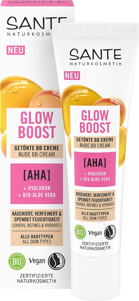Sante Glow Boost Nude BB-voide; tuubi ja laatikko BB-voidetta hyaluronilla ja luomu-aaloe veralla, oranssein ja pinkein korostein; molemmat pakkaukset ovat suorakulmaisia; tuubi on pehmeää muovia mattapinnalla, laatikko on pahvia; musta-valkoista groteskitypografiaa etiketeissä; luettavassa tekstissä lukee "vegaaninen", "sertifioitu luonnonkosmetiikka", "ravitseva aaloe" ja "kaikille ihotyypeille"; tausta valkoinen, ei ihmisiä tai käsiä näkyvissä, tuotekuva studiossa.