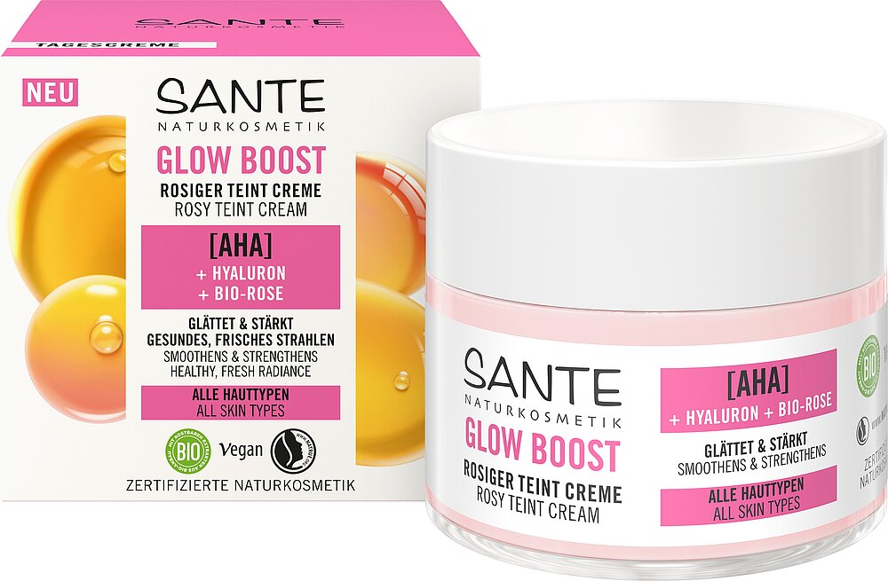 Sante Glow Boost Sävyttävä Kasvovoide; purkki ja laatikko sävyttävää kasvovoidetta AHA-hapolla, hyaluronilla ja luomu-ruusulla kaikille ihotyypeille; pakkaus merkitty vegaaniseksi ja luomusertifioiduksi; valkoinen purkki on mattapintainen vaaleanpunaisin korostein, laatikko sopii yhteen värimaailmaan; molemmissa lihavoitua modernia groteskitekstiä etuosassa; tuotteet kuvattu vaalealla taustalla studioympäristössä, ei ihmisiä tai käsiä näkyvissä.