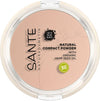 Sante Kivipuuteri; pyöreä Sante Natural Compact Powder -rasia luomu-hamppusiemenöljyllä ja vihreällä BIO-merkinnällä kannessa; rasia mattapintainen; sisällä näkyy vaaleanbeige puuteri; kannessa painettu tuotenimi, brändi ja etiketti yksinkertaisella groteskikirjasimella; tausta valkoinen, ei käsiä tai muita esineitä; kuva otettu ylhäältäpäin.