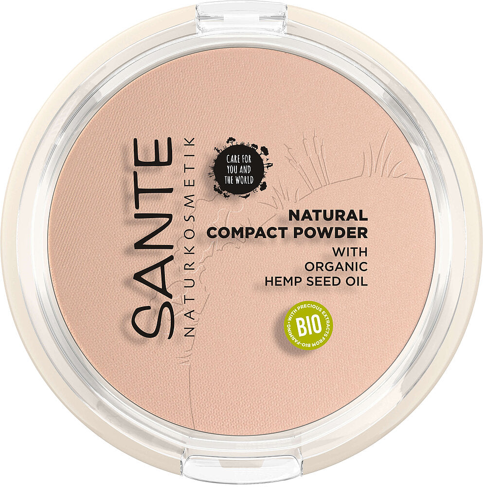 Sante Kivipuuteri; pyöreä Sante Natural Compact Powder -rasia luomu-hamppusiemenöljyllä ja vihreällä BIO-merkinnällä kannessa; rasia mattapintainen; sisällä näkyy vaaleanbeige puuteri; kannessa painettu tuotenimi, brändi ja etiketti yksinkertaisella groteskikirjasimella; tausta valkoinen, ei käsiä tai muita esineitä; kuva otettu ylhäältäpäin.