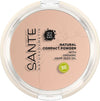 Sante Kivipuuteri; pyöreä Sante Natural Compact Powder -rasia luomu-hamppusiemenöljyllä ja vihreällä BIO-merkinnällä kannessa; rasia mattapintainen; sisällä näkyy vaaleanbeige puuteri; kannessa painettu tuotenimi, brändi ja etiketti yksinkertaisella groteskikirjasimella; tausta valkoinen, ei käsiä tai muita esineitä; kuva otettu ylhäältäpäin.