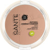 Sante Kivipuuteri; pyöreä Sante Natural Compact Powder -rasia luomu-hamppusiemenöljyllä beigen sävyssä; pyöreä läpinäkyväkantinen muovirasia sisällä mattapuuteria; kannessa painettu tuotenimi groteskikirjasimella ja vihreä Bio-sertifiointimerkki; ei ihmisiä tai käsiä; tausta tasainen, kuva otettu suoraan ylhäältä.