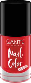 Sante Kynsilakka; lasipullo Sante Naturkosmetik punaista kynsilakkaa kiiltäväpinnalla; musta lieriömäinen muovikansi; suorakaiteen muotoinen pullo; painetussa etiketissä Nail Color ja Vegan groteskifontilla sekä brändinimi; pullo pystyssä valkoisella taustalla, ei ihmisiä tai toimintaa; eloisa ja pitkäkestoinen kaava.