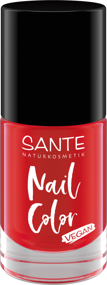 Sante Kynsilakka; lasipullo Sante Naturkosmetik punaista kynsilakkaa kiiltäväpinnalla; musta lieriömäinen muovikansi; suorakaiteen muotoinen pullo; painetussa etiketissä Nail Color ja Vegan groteskifontilla sekä brändinimi; pullo pystyssä valkoisella taustalla, ei ihmisiä tai toimintaa; eloisa ja pitkäkestoinen kaava.